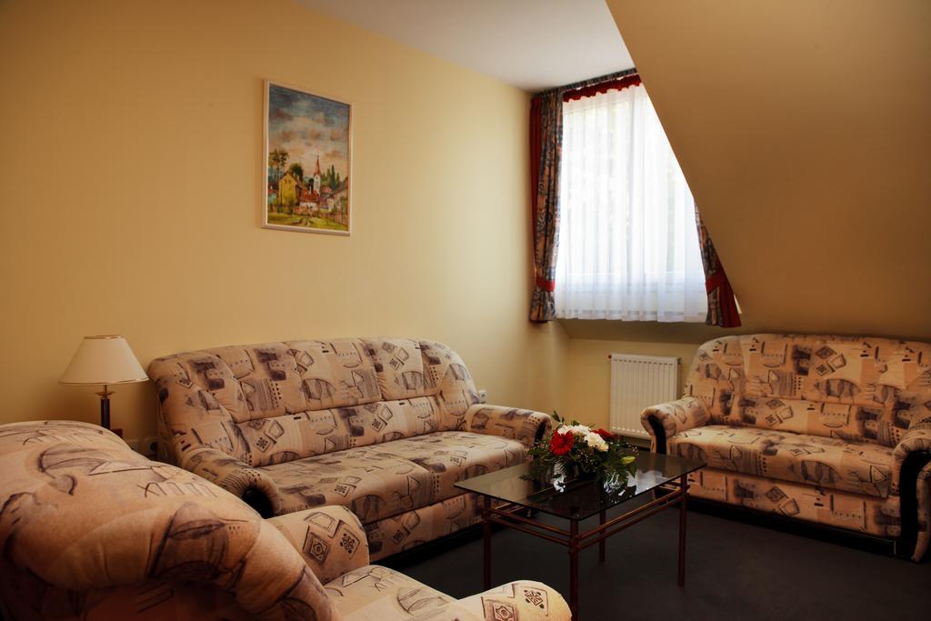 Lipa Hotel Es Etterem Szentgotthard Bilik gambar