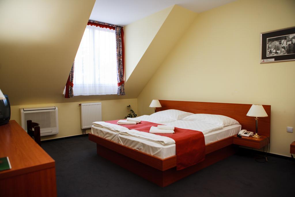 Lipa Hotel Es Etterem Szentgotthard Bilik gambar
