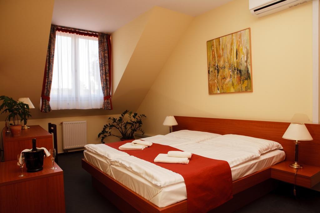 Lipa Hotel Es Etterem Szentgotthard Bilik gambar